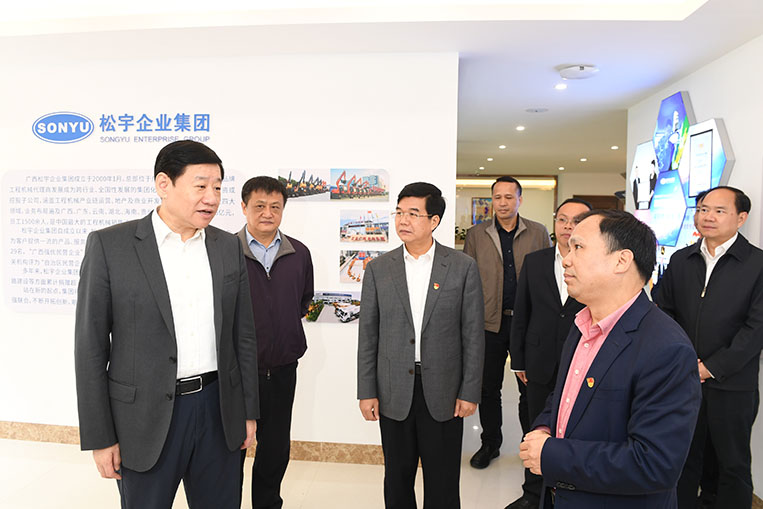 11月19日，自治区党委常委、市委书记王小东深入企业、社区开展“不忘初心、牢记使命”主题教育调研。图为王小东在 深入南宁东盟工程机械城广西松宇企业集团考察生产经营情况 (3).jpg